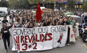 Contra la LOMCE Cerca de un millar de estudiantes de distintos institutos de Mallorca han participado en Palma en una manifestación contra la reválida de la LOMCE. ATIENZA (EFE)