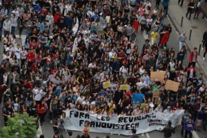 Contra la LOMCE Varios centenares de estudiantes, la mayoría de secundaria, se manifiestan por el centro de Barcelona. ALEJANDRO GARCIA (EFE)