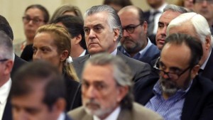 Luis Bárcenas, ex tesorero del PP, durante la vista oral. En primer plano, el presunto cabecilla de la trrama Gürtel (Chema Moya. AFP)