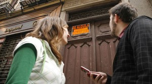 España y los jóvenes Una pareja de jóvenes en el portal de un piso en alquiler. PAULA VILLAR