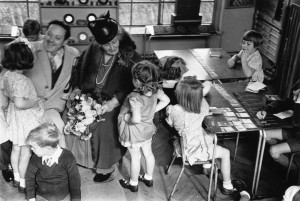 Maria Montessori en un aula en Acton, Londres con un grupo de niños, en 1946. Foto de Kurt Hutton Maria Montessori en un aula en Acton, Londres con un grupo de niños, en 1946. Foto de Kurt Hutton