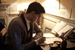 Dev Patel en el papel de Ramanujan, el hombre que conocía el infinito Dev Patel en el papel de Ramanujan, el hombre que conocía el infinito