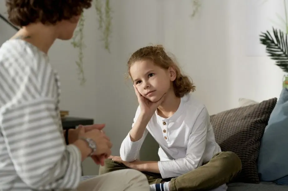Madre hablando con una niña sobre dificultades escolares y emociones