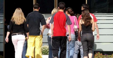 Adolescentes entrando en un instituto. (EFE)