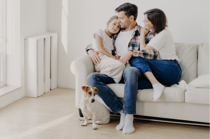 Familia compartiendo un momento tranquilo en casa