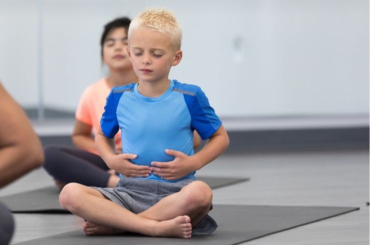 Niño practicando respiración profunda