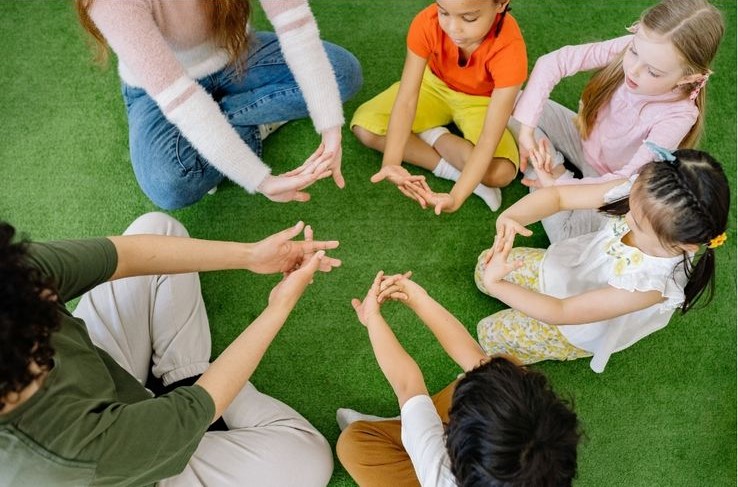 Profesora guiando un círculo de calma en clase