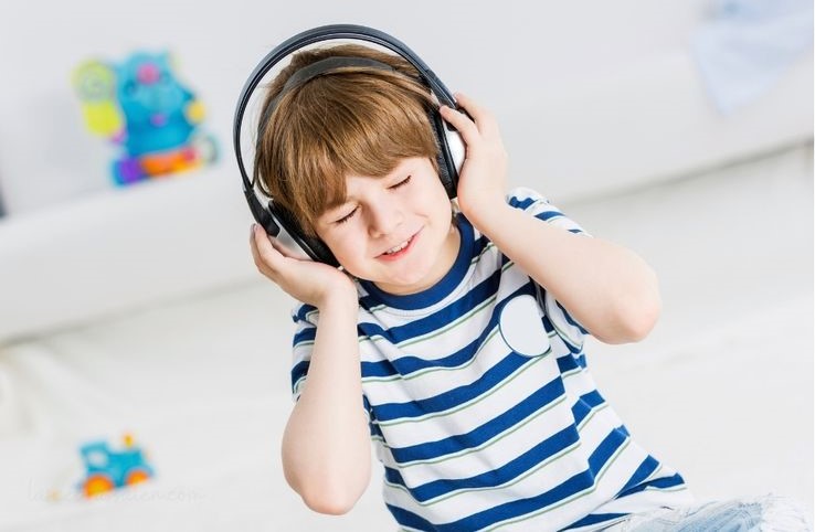 Cómo enseñar calma a los niños | Niño escuchando música relajante con auriculares
