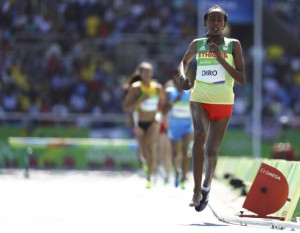 Juegos Olímpicos. La etíope Diro terminó corriendo con un pie descalzo. Foto LUCY NICHOLSON (REUTERS)
