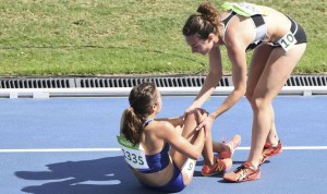 Juegos Olímpicos. La neozelandesa Nikki Hamblin deja de correr para ayudar a la estadounidense Abbey D'Agostino. Dylan Martínez (REUTERS)