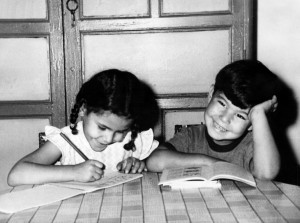 Niños de parvulario realizan en sus cartillas los deberes mandados por el maestro en un colegio de Badajoz, en septiembre de 1966. EFE
