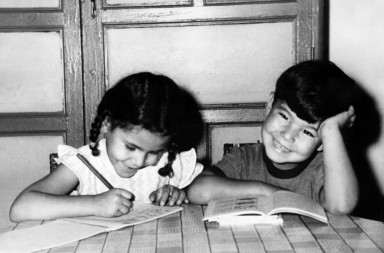 Reválidas sí o reválidas no. Niños de parvulario realizan en sus cartillas los deberes mandados por el maestro en un colegio de Badajoz, en septiembre de 1966. EFE