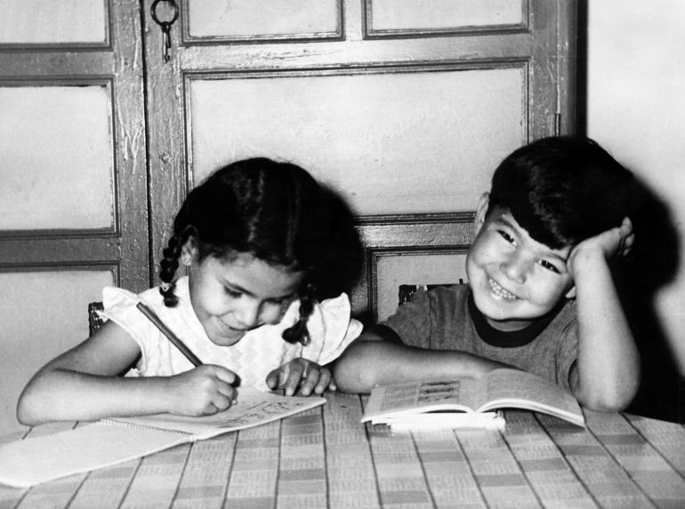 Reválidas sí o reválidas no. Niños de parvulario realizan en sus cartillas los deberes mandados por el maestro en un colegio de Badajoz, en septiembre de 1966. EFE