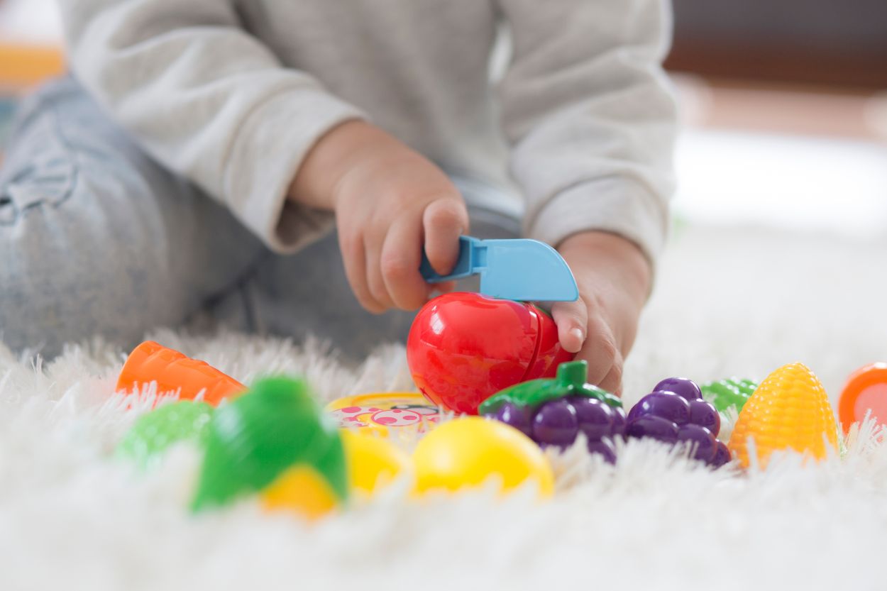 cómo elegir juguetes seguros para niños pequeños