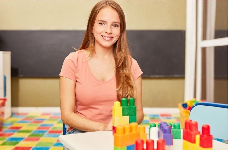 Educadora comprobando el estado de los juguetes en la guardería