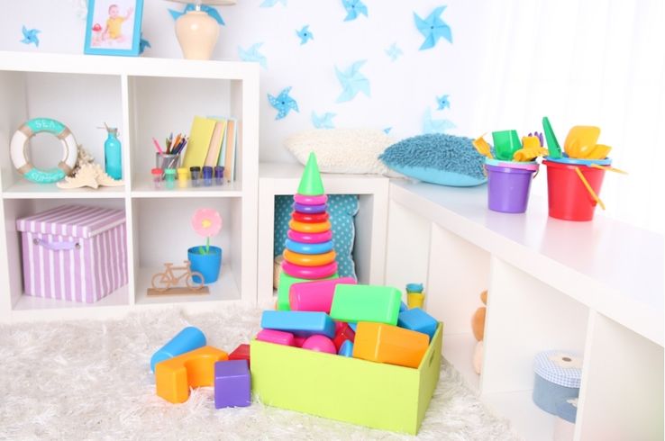 Juguetes aptos para bebés colocados en caja, sin piezas pequeñas