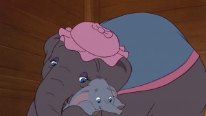 ‘Mamá Dumbo’ abraza con su trompa a su pequeño en un fotograma de la película de Disney