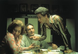John Travolta, Val Bisoglio, y Julie Bovasso en Fiebre del sábado noche (1977)