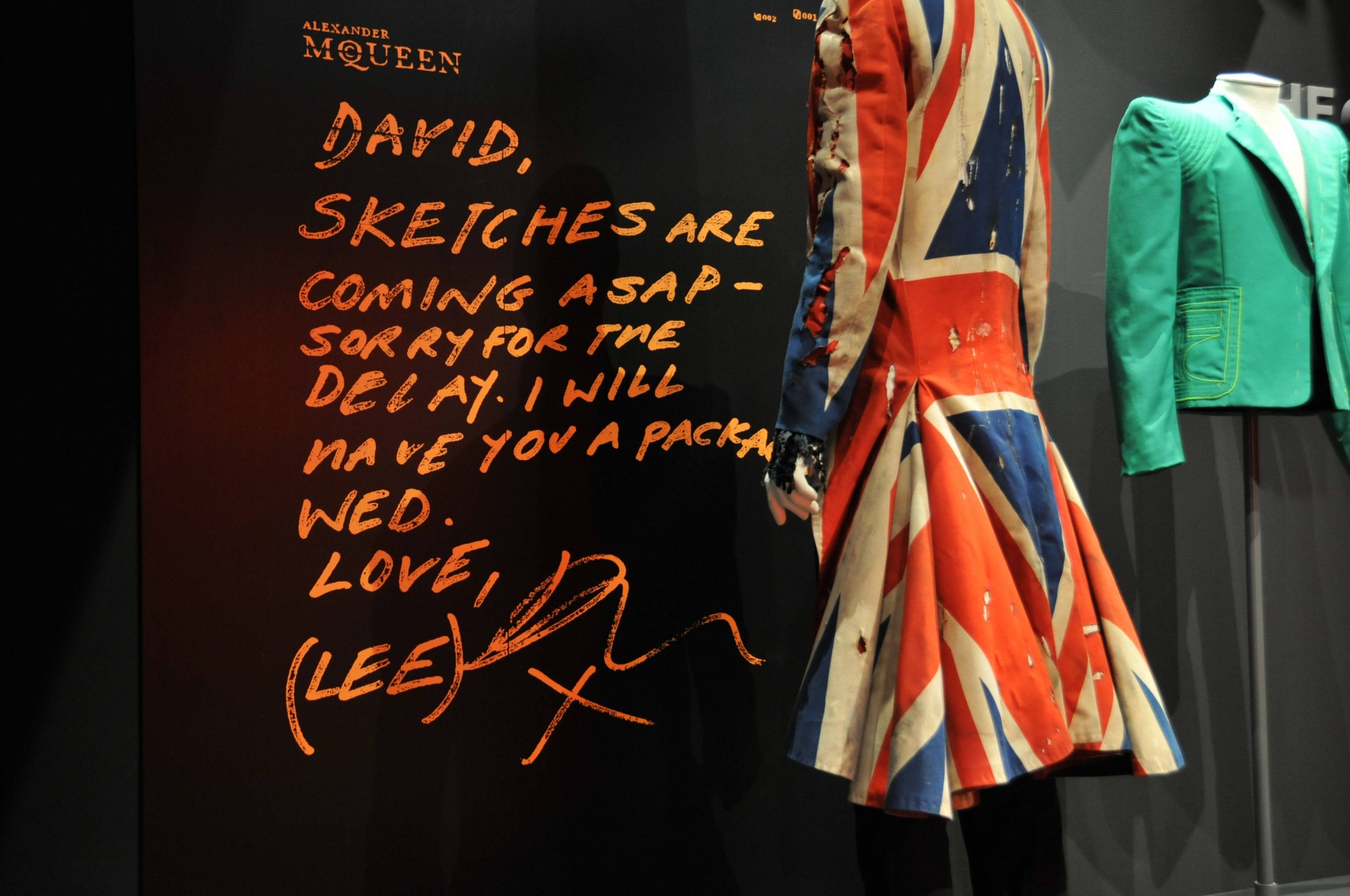 Traje con la bandera de Reino Unido, la Union Jack, diseñado por Alexander McQueen. (VA Museum)