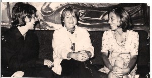 Gloria Fuertes en Málaga en 1972 con la periodista Juana Basabe y el poeta José Infante