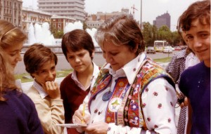 Gloria Fuertes firmando autógrafos en la Plaza de Colón en 1980