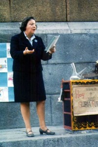 Gloria Fuertes, leyendo un poema durante la celebración de uno de sus recitales.