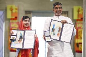 Malala Yousafzai cuando recibió el Premio Nobel de la Paz, en 2014. Compartió el prestigioso galardón con el activista indio Kailash Satyarthi, que trabaja por la libertad de los niños y contra el trabajo infantil. Foto: AFP.