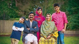 Malala a los 17 años, en su casa de Birmingham, con su padre, Ziauddin Yousafzai, su madre, Tor Pekai, y sus hermanos Atal y Khusal.