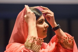 Malala se definió como feminista y confió en que más mujeres y hombres trabajen por la igualdad de género, al tiempo se dijo decepcionada por una hoy extendida y a su juicio falsa imagen del islam. "El verdadero mensaje del islam es la paz", subrayó, defendiendo también a su país, Pakistán. REUTERS Stephanie Keith