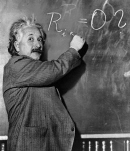 Albert Einstein, escribiendo una ecuación.