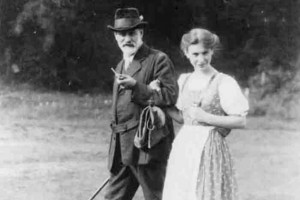 Anna Freud junto a su padre paseando.