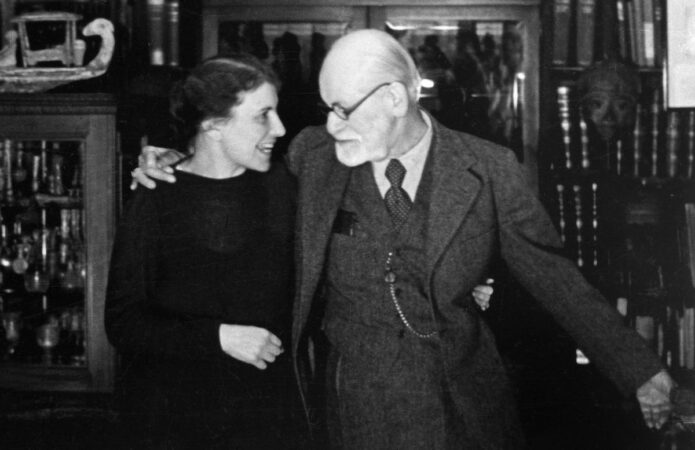 Sigmund Freud en 1937 junto a su hija Anna.