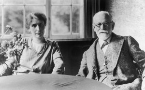 Sigmund Freud junto a su hija Anna, en 1928.