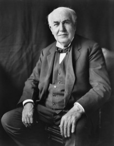Thomas Alva Edison (1847-1931) fue un empresario y un prolífico inventor estadounidense que patentó más de mil inventos y contribuyó a proporcionar, tanto a Estados Unidos como a Europa, los perfiles tecnológicos del mundo contemporáneo: las industrias eléctricas, un sistema telefónico viable, el fonógrafo, las películas, etc.
