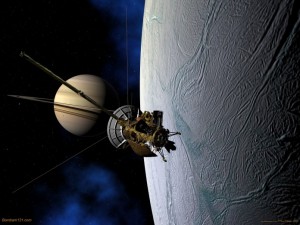La sonda Cassini sobrevolando la luna Encélado de Saturno