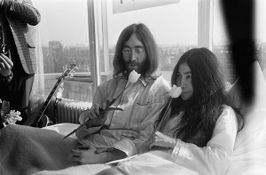 Cuentos de buenas noches para niñas rebeldes. John Lennon y Yoko Ono en el primer día de su encamado por la paz en el hotel Hilton de Ámsterdam.
