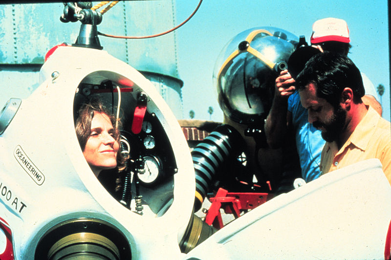 Cuentos de buenas noches para niñas rebeldes. La Dra. Sylvia Earle se prepara para bucear con un traje