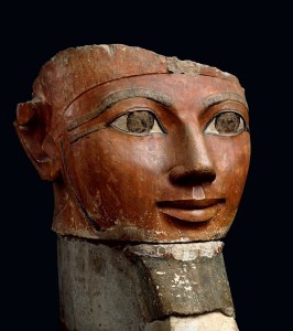 Cuentos de buenas noches para niñas rebeldes. La barba de la reina. Tras la muerte de su esposo Tutmosis II, Hatshepsut asumió poco a poco todo el poder hasta convertirse en faraón. En este busto, la barba postiza indica su estatus de faraón. Museo Egipcio, El Cairo.