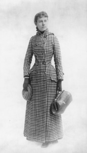 Cuentos de buenas noches para niñas rebeldes. Nellie Bly con su abrigo y la maleta de mano que llevó consigo para el viaje de 72 días.