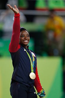 Cuentos de buenas noches para niñas rebeldes. Simone Biles en el podio de la medalla de oro de las Olimpiadas de 2016