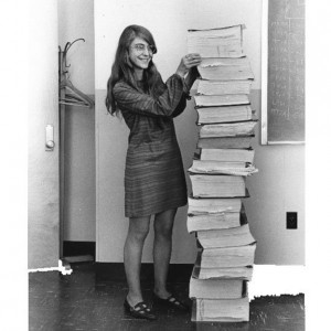 Cuentos de buenas noches para niñas rebeldes. Una imagen que se ha vuelto célebre. Margaret Hamilton en 1969 junto a una pila de programas de software que ella y su equipo escribieron para la misión a la Luna.
