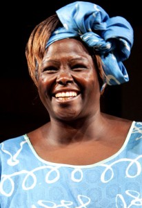 Cuentos de buenas noches para niñas rebeldes. Wangari Maathai, en una fotografía tomada en 2004