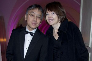 Kazuo Ishiguro con Lorna MacDougall, su esposa desde 1986