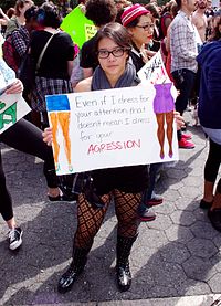 Marcha contra el acoso en Nueva York "Aún sí me vistiera para tu atención, no significa que me visto para tú agresión".