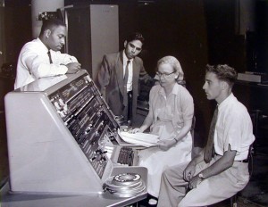 Grace Hopper con la UNIVAC, la primera computadora comercial fabricada en Estados Unidos