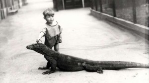 Un niño acariciando el dragón domesticado de Komodo de Joan Beauchamp Procter (1928)