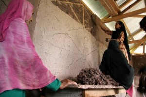 Mujeres reparando su hogar en Pakistán. © ONU-Hábitat