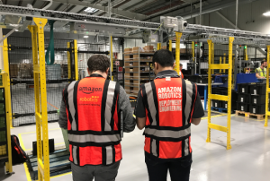 Dos ingenieros de Amazon Robotics supervisan el centro logístico.