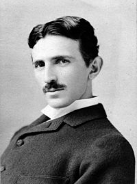 Fotografía de Nikola Tesla en 1895 a los 39 años de edad.