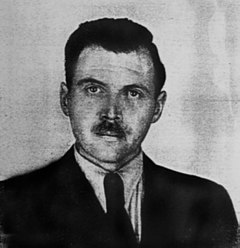 Josef Mengele (16 de marzo de 1911 –7 de febrero de 1979) fue un médico, antropólogo y oficial alemán de las Schutzstaffel (SS) durante la Segunda Guerra Mundial en el campo de concentración de Auschwitz, donde fue miembro notorio de un grupo de médicos responsable de la selección de las víctimas que iban a ser ejecutadas en las cámaras de gas y realizó experimentos mortales con prisioneros. Fotografía del documento de identidad argentino de Mengele, 1956. Josef Mengele (16 de marzo de 1911 –7 de febrero de 1979) fue un médico, antropólogo y oficial alemán de las Schutzstaffel (SS) durante la Segunda Guerra Mundial en el campo de concentración de Auschwitz, donde fue miembro notorio de un grupo de médicos responsable de la selección de las víctimas que iban a ser ejecutadas en las cámaras de gas y realizó experimentos mortales con prisioneros. Fotografía del documento de identidad argentino de Mengele, 1956.
